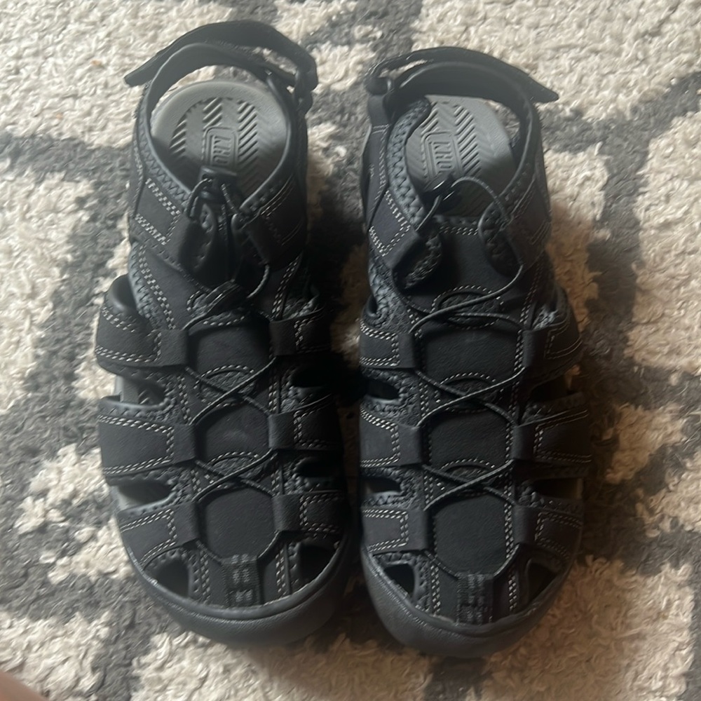 Khombu men’s sandals